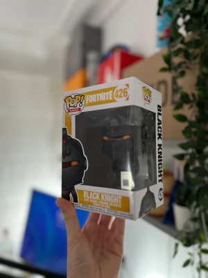 Black Knight Fortnite POP!-HEAD - En bra kvalitet POP vinyl figur förutom en liten skråma uppe på lådan men ingeting man märker.