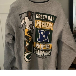 Vintage sweatshirt  - Vet ej storleken men passar mig som är en S och den sitter oversized på mig. Så skulle säga en M/L. Köparen står för frakt 