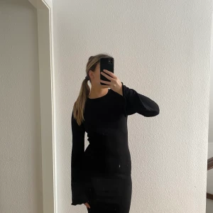Klänning - Svart klänning från NAKD, storlek M🧡