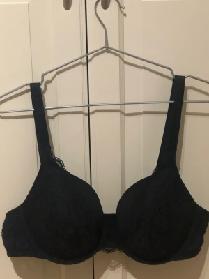 Bh i nyskick - Lindex  - Bh i modellen Dahlia från Lindex i storlek 90 A. Varan är oanvänd i nyskick. Säljes eftersom varan är i fel storlek för mig och tiden för att göra retur utgick. Nypris 299 kr, säljes för 250kr inklusive frakt. 