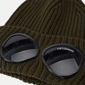 C.P comapany mössa army green - Grön C.P mössa använt fåtal gånger. Köpt på Wallenbergs herrekipering i Sundsvall för 1200 kr. Rätt stor passar inte på små huvuden