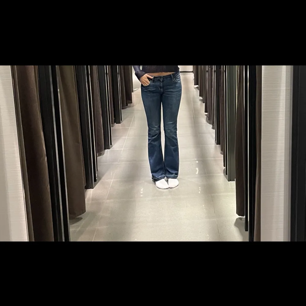 Säljer mina fina nästan oanvända lågmidjade zara jeans. Jag är 178cm och har öppnat sömnen på botten av jeansen för att göra dem längre. Passar 34/36. 💓 Flera bilder finns . Farkut & Housut.
