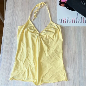 Halterneck topp - Söt y2k halterneck topp från Gina Tricot. Köp nu funktionen är på!