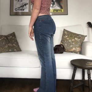 Jeans - Asheta midrise jeans med spännen, älskar dem, men använder sällan då d är lite stora för mig, brukar ha m/l i jeans som referens💕💕 Hör av dej vid frågor;))