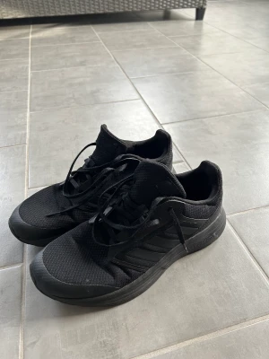 Adidas skor  - Adidas skor som inte används, skorna är i väldigt bra skick och knappt använda utomhus. 