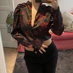 Blus  - Helt oanvänd blus från zara. 