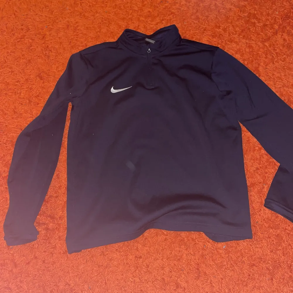 En blå Nike kofta som kan användas till träning och som vanliga kläder. För både pojkar och flickor 158/170. Tröjor & Koftor.
