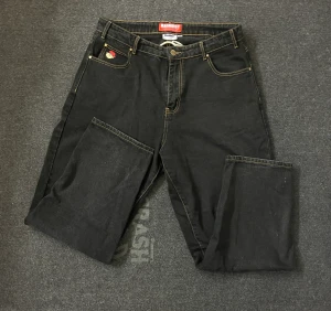 Svarta baggy skater jeans - Använda någon gången men i väldigt bra skick, har även snören på insidan