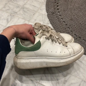 Skor Alexander mcqueen - Super snygga skor från Alexander McQueen som jag tyvärr inte går användning av då de är förstora, storlek 40. 