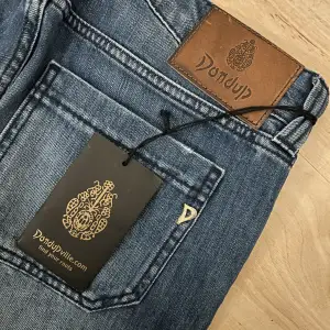 Helt nya dondup jeans med etikett kvar! Liknar de på bilden men lite lägre midja🤩 köpta för ett tag sedan och för ungefär 2500kr!!