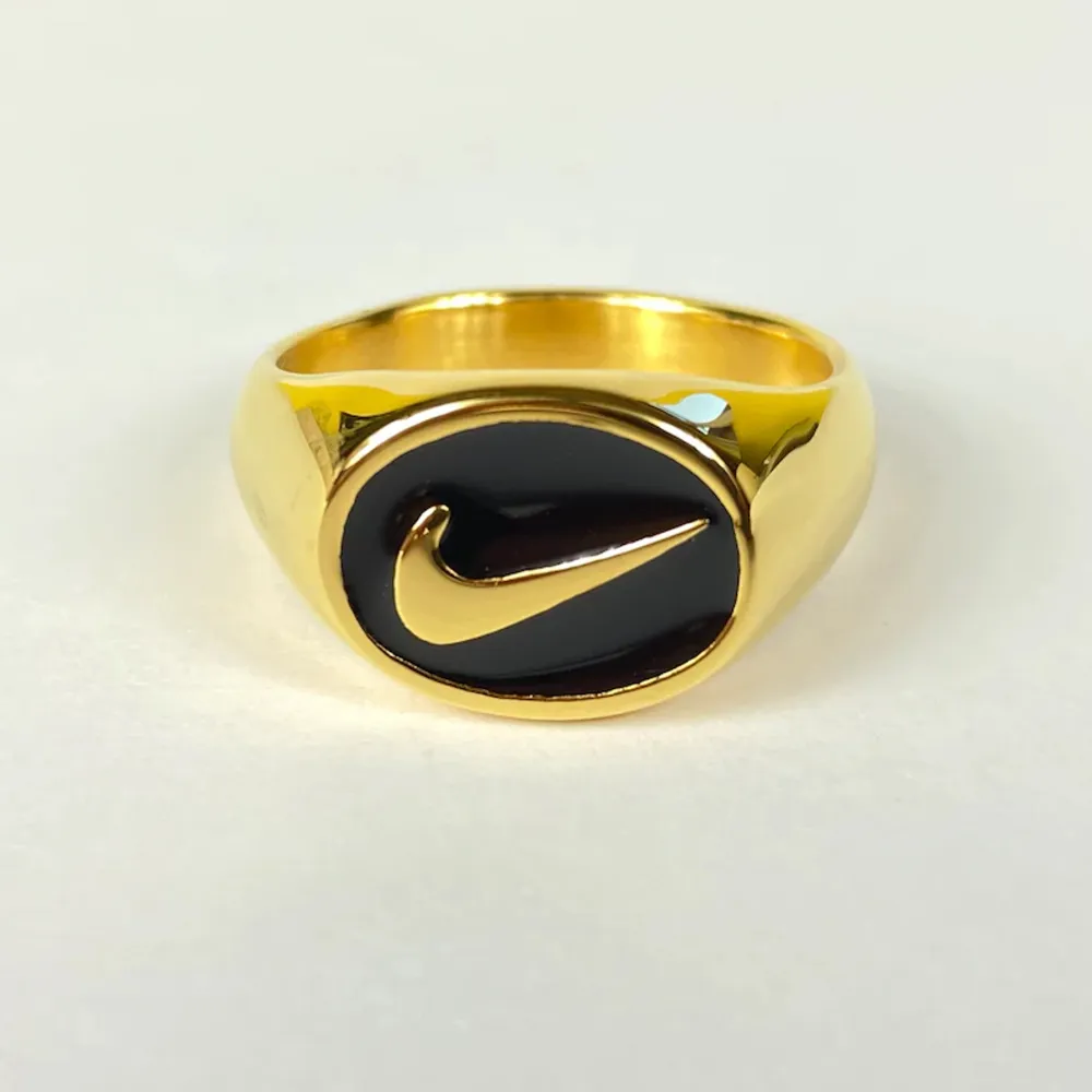 Säljer denna superfina Nike ring i guld som köptes för 500💕köpare står för frakt. Inga defekter😍Paris kan diskuteras . Accessoarer.