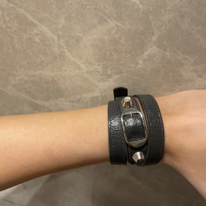 Balenciaga armband - Säljer mitt ”mörkgrå” balenciaga armband då det ej kommer till användning. Det är helt i nyskick.  💛 Kan posta och mötas i centrala Sthlm!