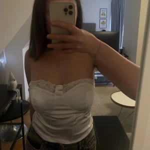 Kosettopp  - Korsettopp i silkesmaterial som inte kommer till nån användning! Storlek S passar även M och är stretchig. Knappt använd. Skriv om du är intresserad eller har andra frågor!🥰