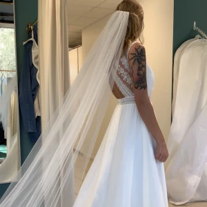 Bianco Brudklänning Nypris ca 10 000:- - Inköpt 2022,  endast buren av mig under mitt bröllop i augusti. Har ingen exakt storlek men passar mig helt perfekt som har strl 36/38, S/M. Jag är 180 cm lång.  • inkl. klädöverdrag  Skriv till mig vid eventuella frågor Klänningen är ej kemtvättad