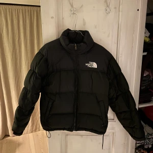 The north face jacka  - The north face jacka i svart. I absolut nyskick. Använd vid 2-3 tillfällen. Köparen står för frakt 🥰🫶🏼