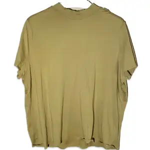 en fin mörkbeige/ljusbrun kortärmad tshirt med en polokrage. mjuk, aldrig använd! färgen syns bäst på den andra bilden 🥯🫶🏼