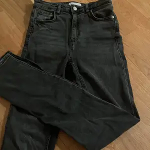 Snygga Zara jeans använda fåtal gånger, tyvärr för långa för mig som är 168 cm lång. 🥰