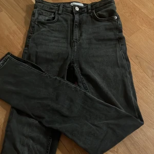 Snygga Zara jeans  - Snygga Zara jeans använda fåtal gånger, tyvärr för långa för mig som är 168 cm lång. 🥰