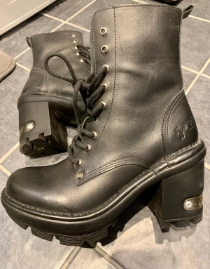 Svarta fina kängor EMP st.40 - Fina svarta kängor från EMP i st.40 Provade ute ett fåtal gånger  Mycket fint skick. Nypris 1200kr