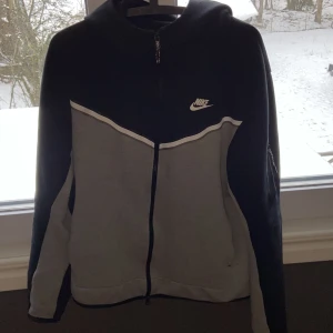 Nike tech fleece hoodie  - Storlek medium Använd några gånger