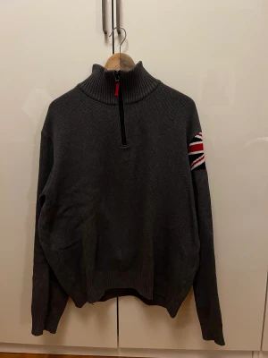 Stickad ziptröja - Stickad ziptröja från Henry Lloyd i storlek L! Jättesnygg och knappt använd!  Hör av er vid intresse!