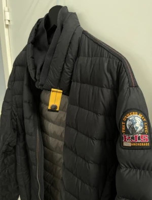 Parajumpers Super lightweight jacka - Nästan helt ny, enbart använd vid 2-3 tillfällen.  Skick: 5/5 Nypris: 4499kr Färg: Svart Strl: XL (Jag brukar ha S/M och den sitter jättebra med exempelvis en hoodie eller tjockare tröja under) Jackan kan användas året runt!