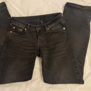 Säljer mina favorit jeans från weekday !!! Storlek 26/32 (passar er som har s-m). Originalpriset : 500 kr Har använt dem under ett tag, men skicket är bra🫶. Skriv i privat om ni är intresserade eller  vill ha flera bilder. ❤️