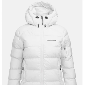 Peak Performance jacka  - Säljer min peak performance jacka som jag använde förra året ( orginal pris 3900) , tyvärr har den blivit lite för  liten. Jag möts gärna upp i Stockholms området annars kan jag skicka på posten. Pris kan diskuteras💗💕