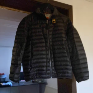Parajumpers daytripper  - Nästan helt ny Parajumper jacka i toppskick, andvänd fåtal ggr och är i stl m men som också passar s, jag är 165 ca och passar jette bra