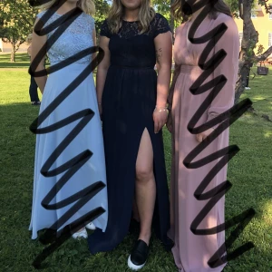 Balklänning - Säljer denna superfina marinblåa balklänning. Endast använd på skolavslutningen i 9an. Köpt på nly eve och är i storlek 36. Pris 350kr + frakt. Skriv för fler bilder samt priset kan diskuteras vid snabb affär.