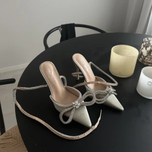 Bow heels - Klackar från public Desire, endast använda en gång 🤍