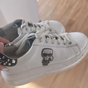 Karl Lagerfeld skor - Använt skick därav priset, går nog att tvätta då det inte är större skador utan mer smuts som syns på bilderna. Dock har de blivit lite bortglömda så tänker att det är bäst om de hamnar hos någon annan som kan ge de lite mer kärlek!❤️