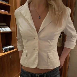 Jacka/kavaj - Lägger ut intressekoll på den här jackan då den var lite för stor på mig! Så snygg kavaj/jacka som går att ha som Jack nu till våren eller som en topp, köpt av ett uf företag och endast provad!