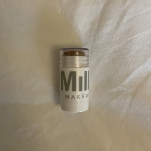 Milk bronzer stick - Milk bronzer stick i färgen Baked. Endast testat 1 gång men säljer då färgen inte passade mig. Nypris 180kr säljer för 120kr +15kr frakt💕