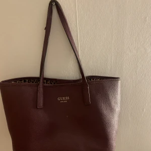 Guess väska  - Guess väska i vördigt bra skick! Insidan har leopard mönster vilket är rätt så ovanligt. orginalpriset på denna väska är 1700 nyköpt :) jag kan tänka mig att säljaa den för 600 kr eftersom att det är en äldre modell.