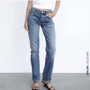 Zara mid waist straight jeans  - Säljer dessa supersnygga mid waist raka jeansen från zara pågrund av att de har blivit för stora för mig ❤️Använd ett fåtal gånger och är i jättebra skick ❤️ Skriv gärna privat för mer info, pris kan diskuteras ❤️