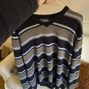 Säljer min älskade stickade sweatshirt då jag inte känner att den kommit till användning senaste tiden❤️‍🔥så himla fin och bekväm tröja i storlek XL, men bilden visar hur den sitter på mig som vanligtvis bär M😊