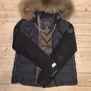  Mountain Works dunjacka - Orginalpriset är ca 5000 :- Ser helt ny ut