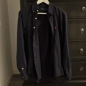 Ralph Lauren skjorta - Skit snygg Ralph Lauren skjorta!!  Jätte bra skick eftersom den inte har använts så mycket 