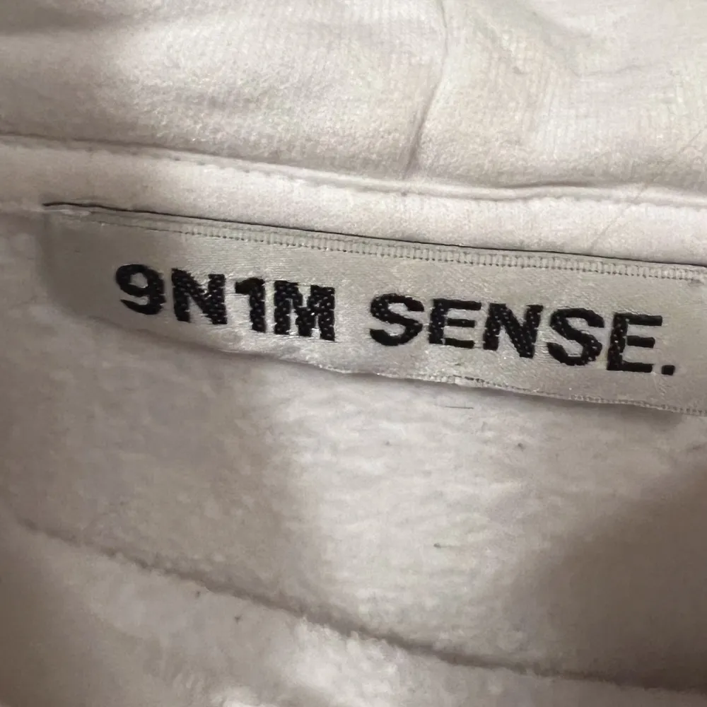 Hej säljer min vita 9N1M SENSE tröja som är köpt från zalando som jag tyvär växt ut, inga fläckar men trycket har försämrats när den tvättats. Hoodies.
