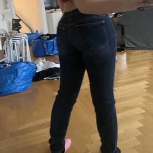 lågmidjade jeans - fina lågmidjade jeans i stretchigt material! passar xs
