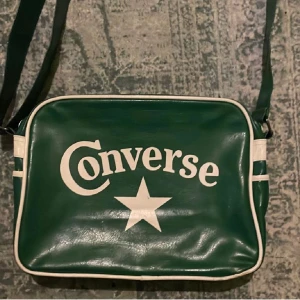 Converse all star - Hej! Jag säljer denna Converse väskan. Jag har inte använt den så mycket bara ett par gånger och inser att det inte är min stil riktigt! (Köpte den begagnad) (pris + frakt)