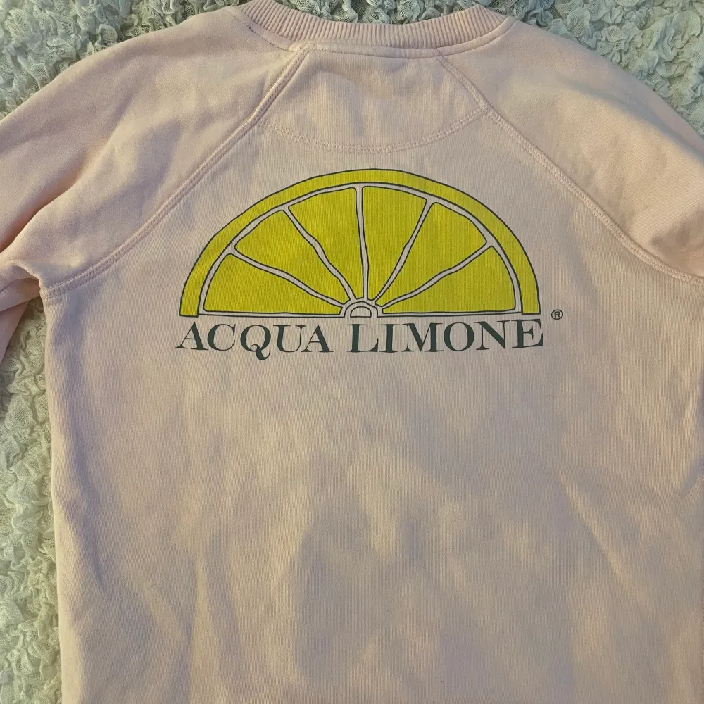 Rosa Acqua Limone tröja, använd få tal gånger så extremt fint skick, nypris 999kr, storlek xs men skulle säga att den passar s . Tröjor & Koftor.
