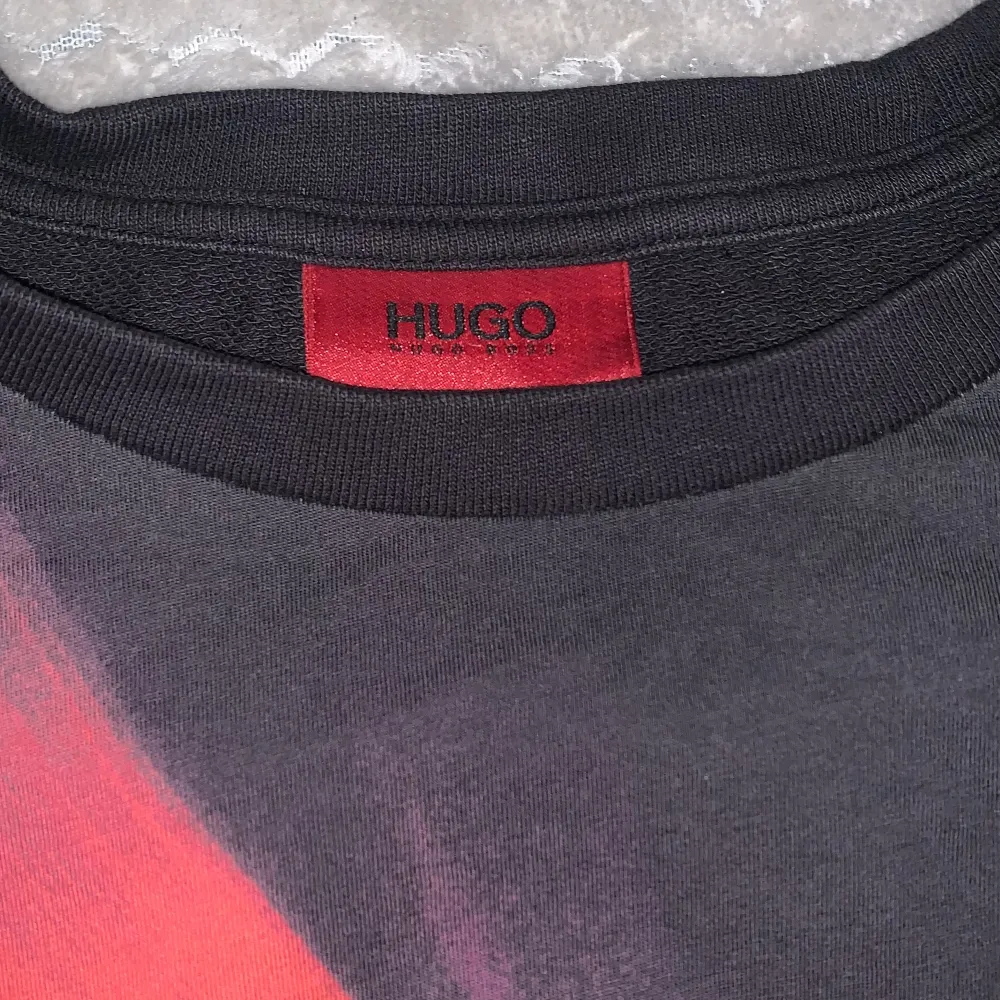 Hugo boss tröja! Bra skick! Köptes för ca 1100kr. Skitsnygg och passar bra på flera. Priset kan diskuteras.. Hoodies.