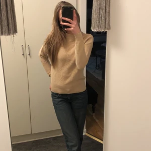 Beige stickad tröja  - Jättefin beige stickad tröja som tyvärr blivit för liten men är såå fin. Använd ett fåtal gånger men i 10/10 skick och inga fläckar är som ny