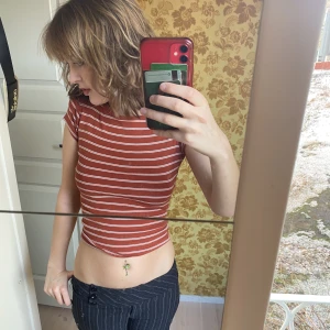 RANDIG T-SHIRT - Jätteskön randig t-shirt från Gina tricot. Använd ett fåtal gånger🌷