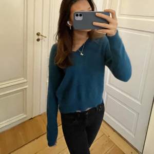 Stickad tröja från Sandro Paris❤️‍🔥 köpt i London, nypris ca 1500! Så fin färg verkligen🐢 diskuterbart pris