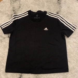 Adidas top - Adidas top passar strl Xs men jag tycker att de osar oxkså S och M