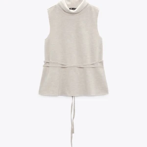 Tröja med snöre - Säljer denna sjukt snygga tröja från zara jag köpte för ett tag sen då jag känner att den inte kommer till använding. Jag köpte tröjan i L men den sitter som en S-M.