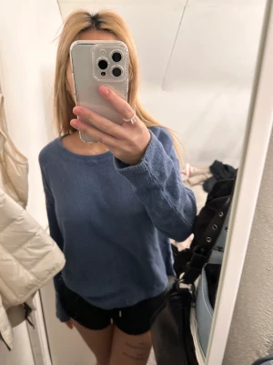 Blå stickad  - En stickad blå tröja. Aldrig använd därav bra skick. Storlek M men passa mig som bruka ha s. 